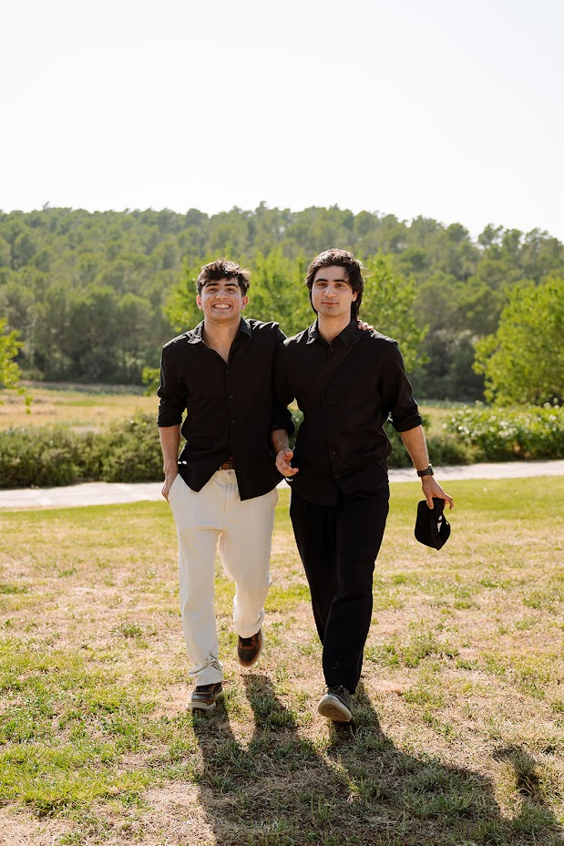 Magi y su hermano caminando juntos al aire libre